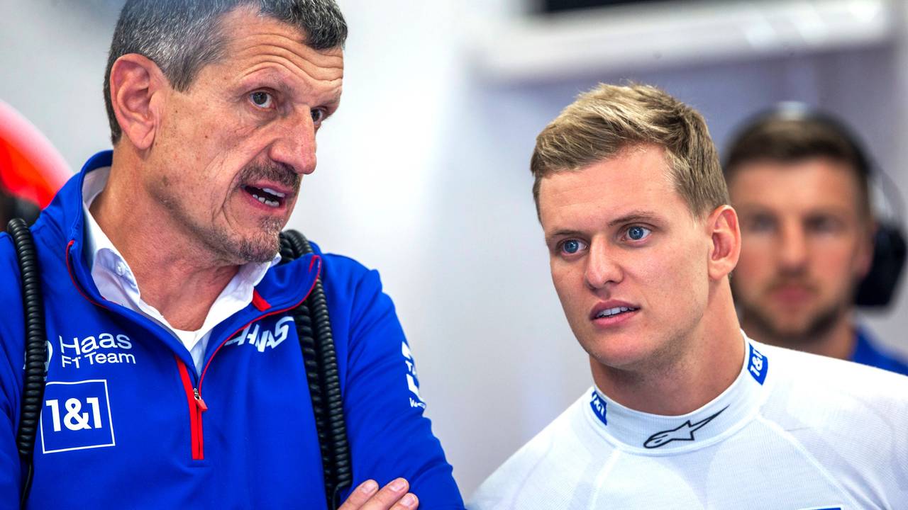 Günther Steiner spricht mit Mick Schumacher.
