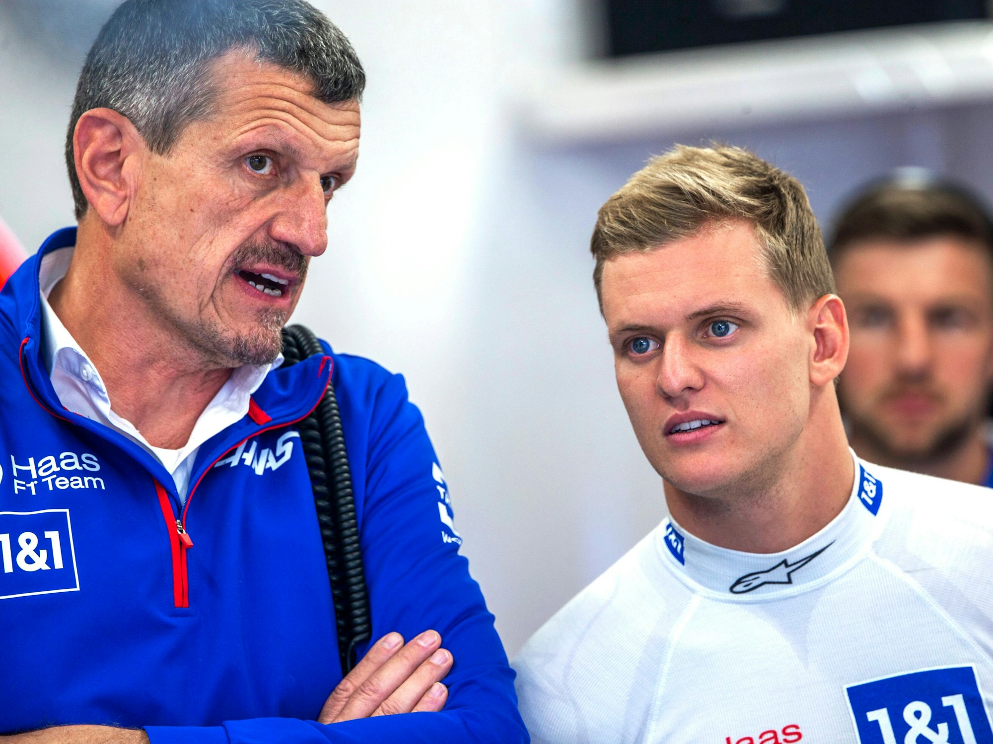 Günther Steiner spricht mit Mick Schumacher.