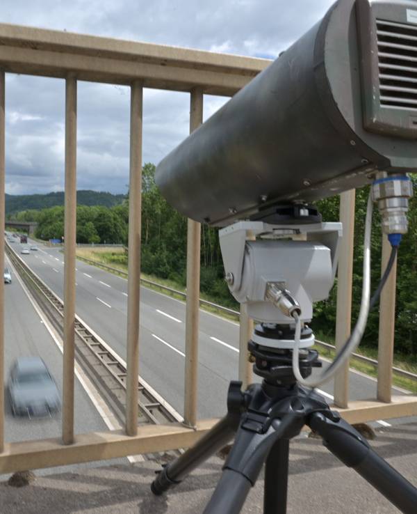 Der neu entwickelte Handy-Blitzer „Monocam“ auf einer Brücke über der A602 bei Kenn.