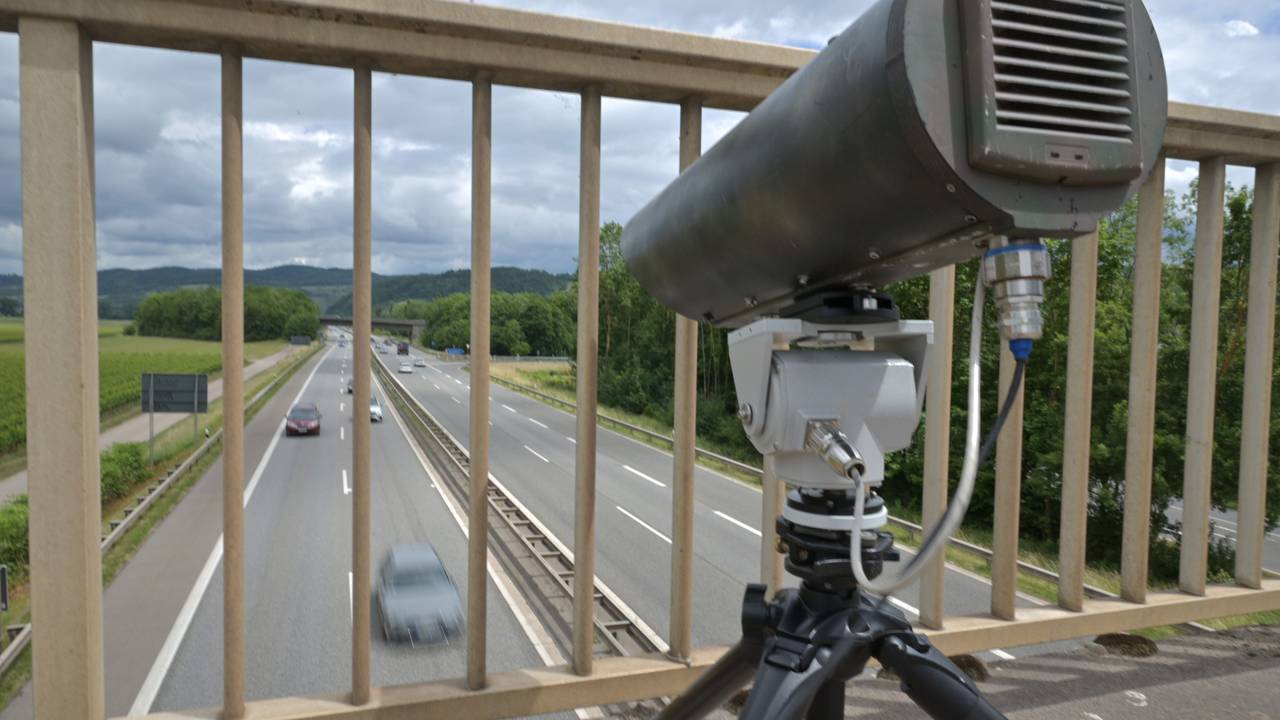Der neu entwickelte Handy-Blitzer „Monocam“ auf einer Brücke über der A602 bei Kenn.