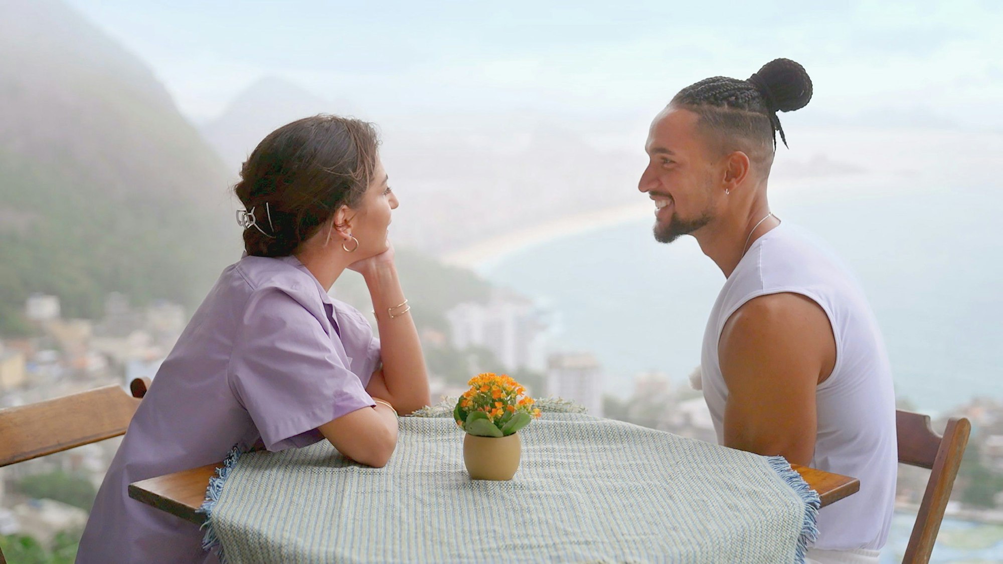 David und Chiara sitzen am Tisch.