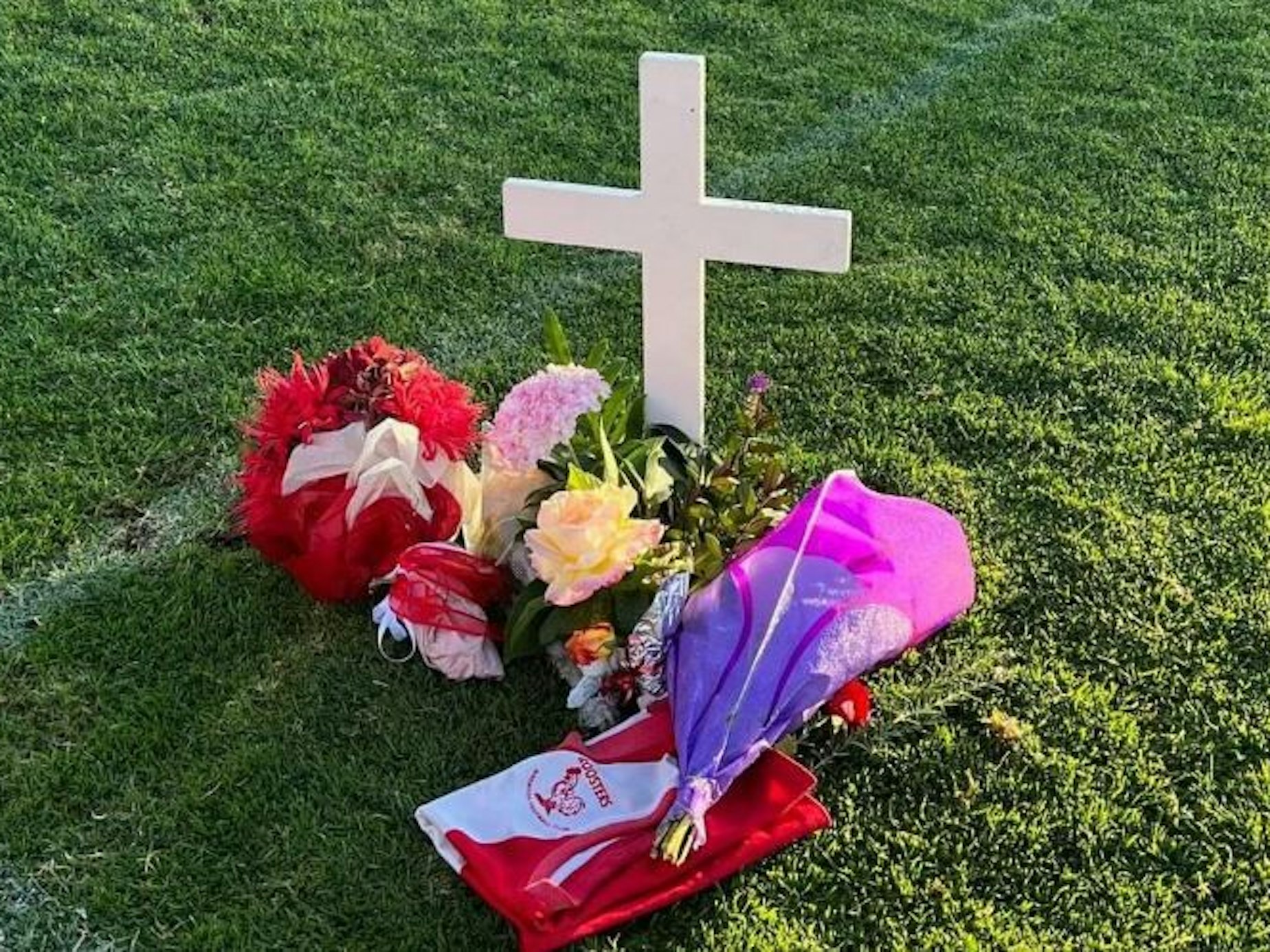 Dort, wo der junge Football-Spieler Antonio Loiacono auf dem Feld verunglückt ist, wurde ein Holzkreuz aufgestellt.