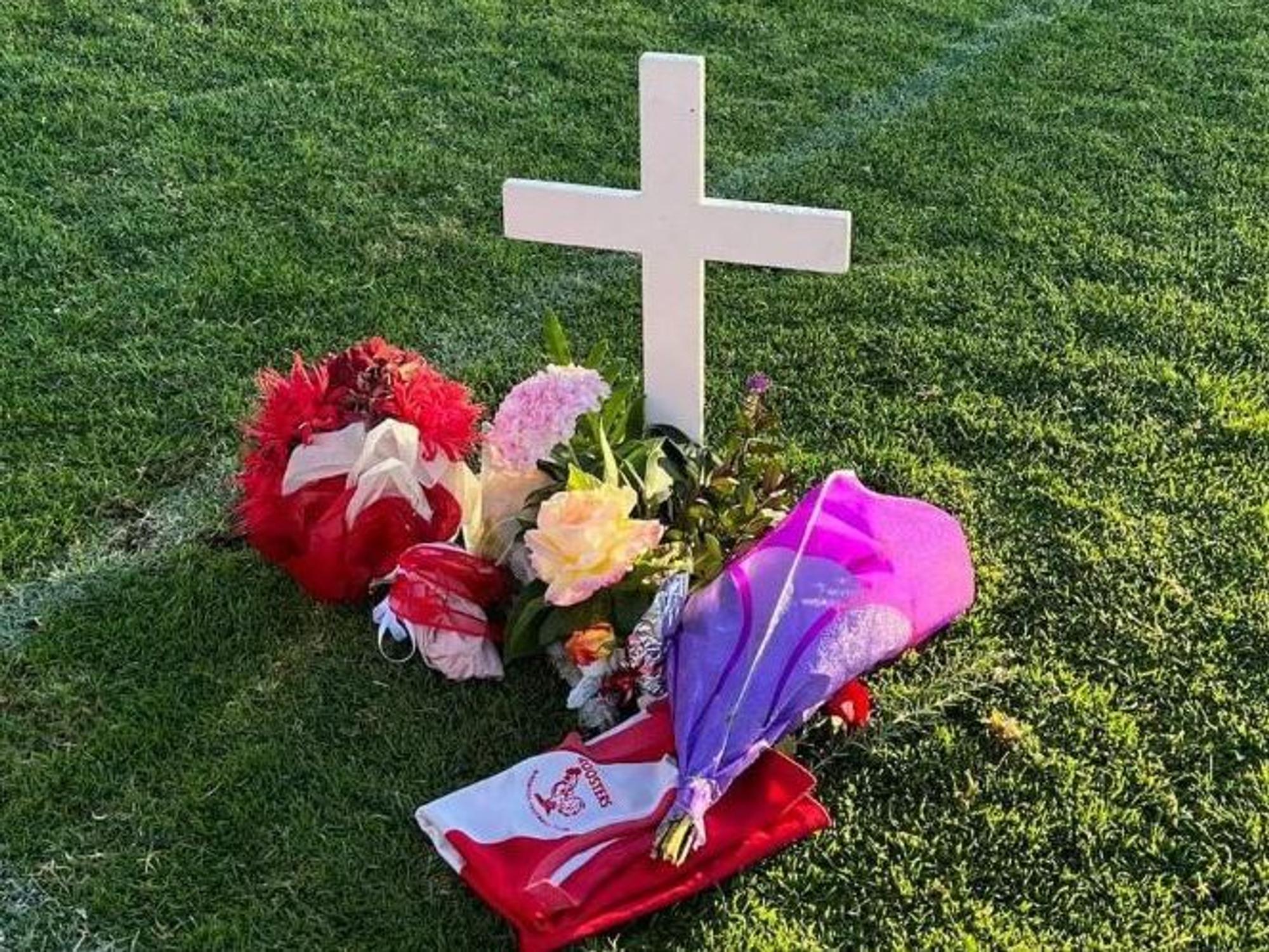 Dort, wo der junge Football-Spieler Antonio Loiacono auf dem Feld verunglückt ist, wurde ein Holzkreuz aufgestellt.