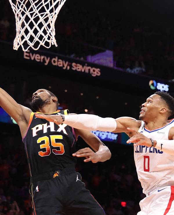 Clippers Russell Westbrook (r.) versucht Kevin Durant an einem Treffer zu hindern.