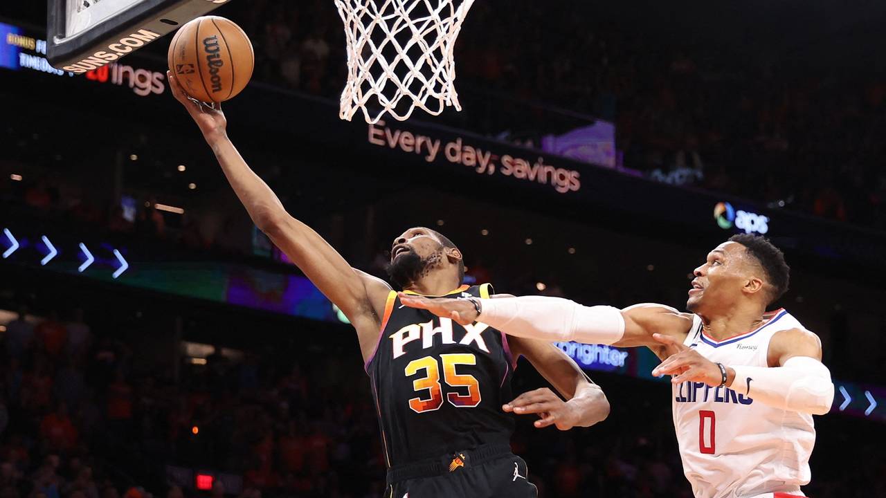 Clippers Russell Westbrook (r.) versucht Kevin Durant an einem Treffer zu hindern.