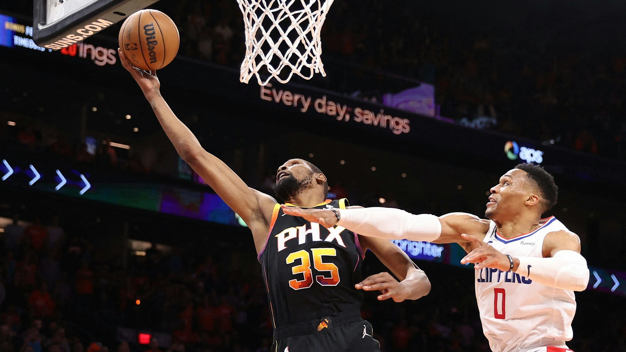 Clippers Russell Westbrook (r.) versucht Kevin Durant an einem Treffer zu hindern.