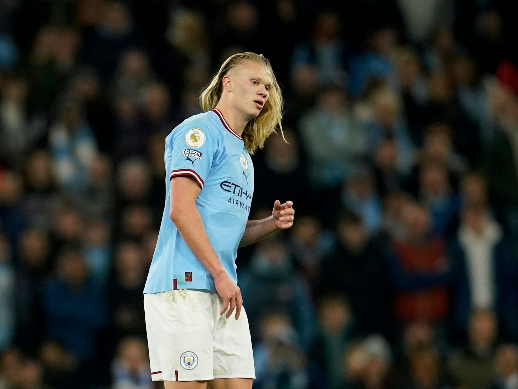 Erling Haaland mit offenen Haaren.