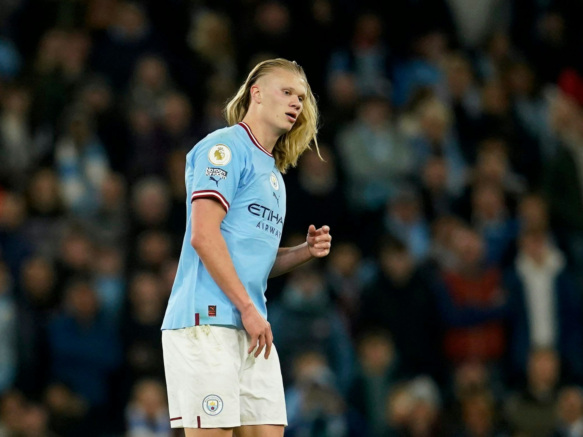 Erling Haaland mit offenen Haaren.