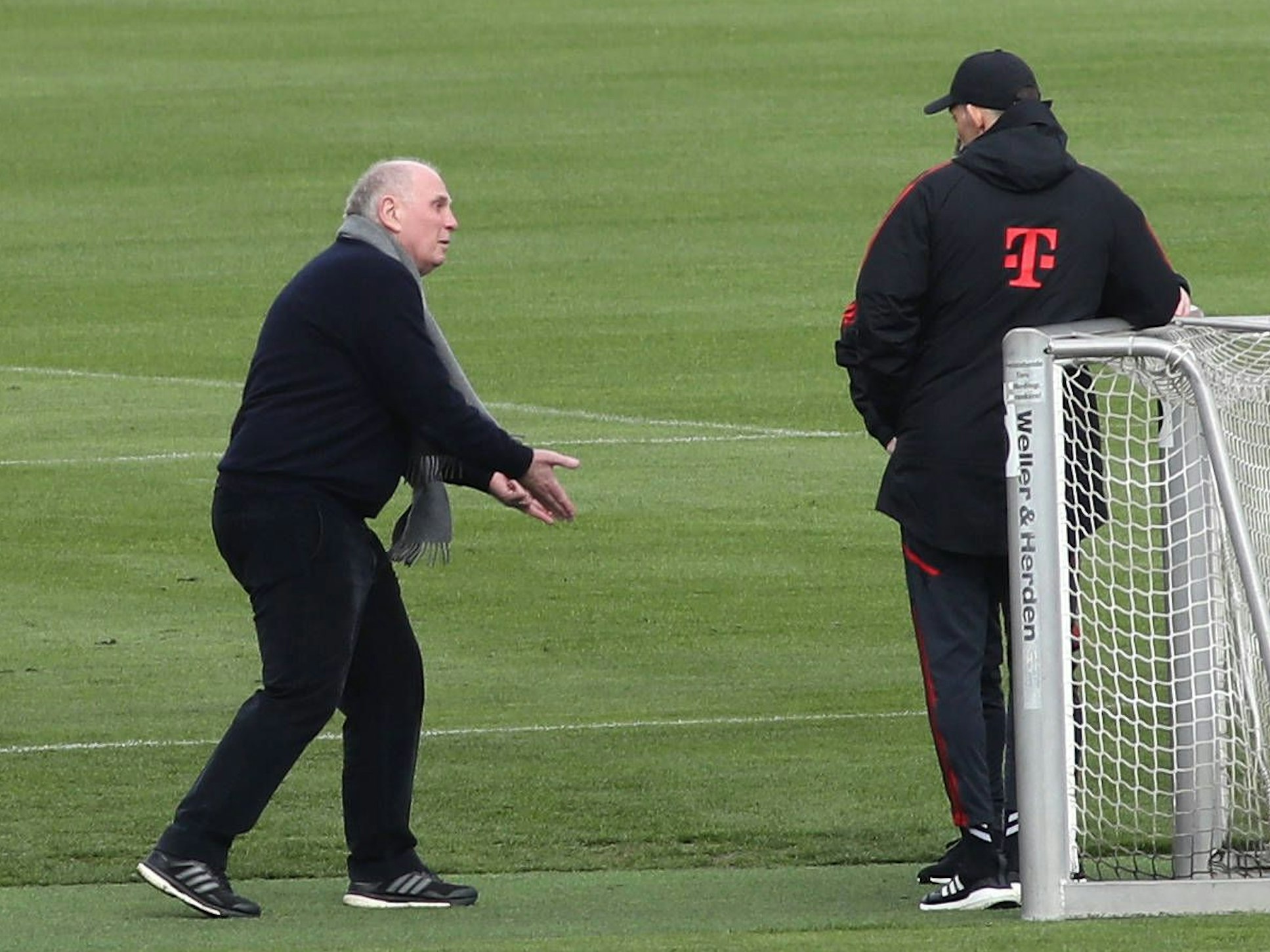 Uli Hoeneß spricht auf dem Trainingsgelände des FC Bayern mit Thomas Tuchel.