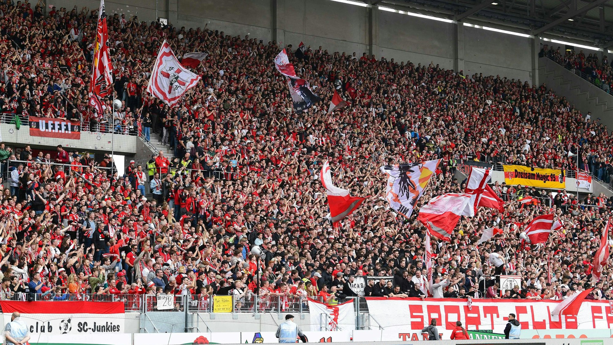 Osttribüne im Europa-Park-Stadion mit Freiburger Fans.