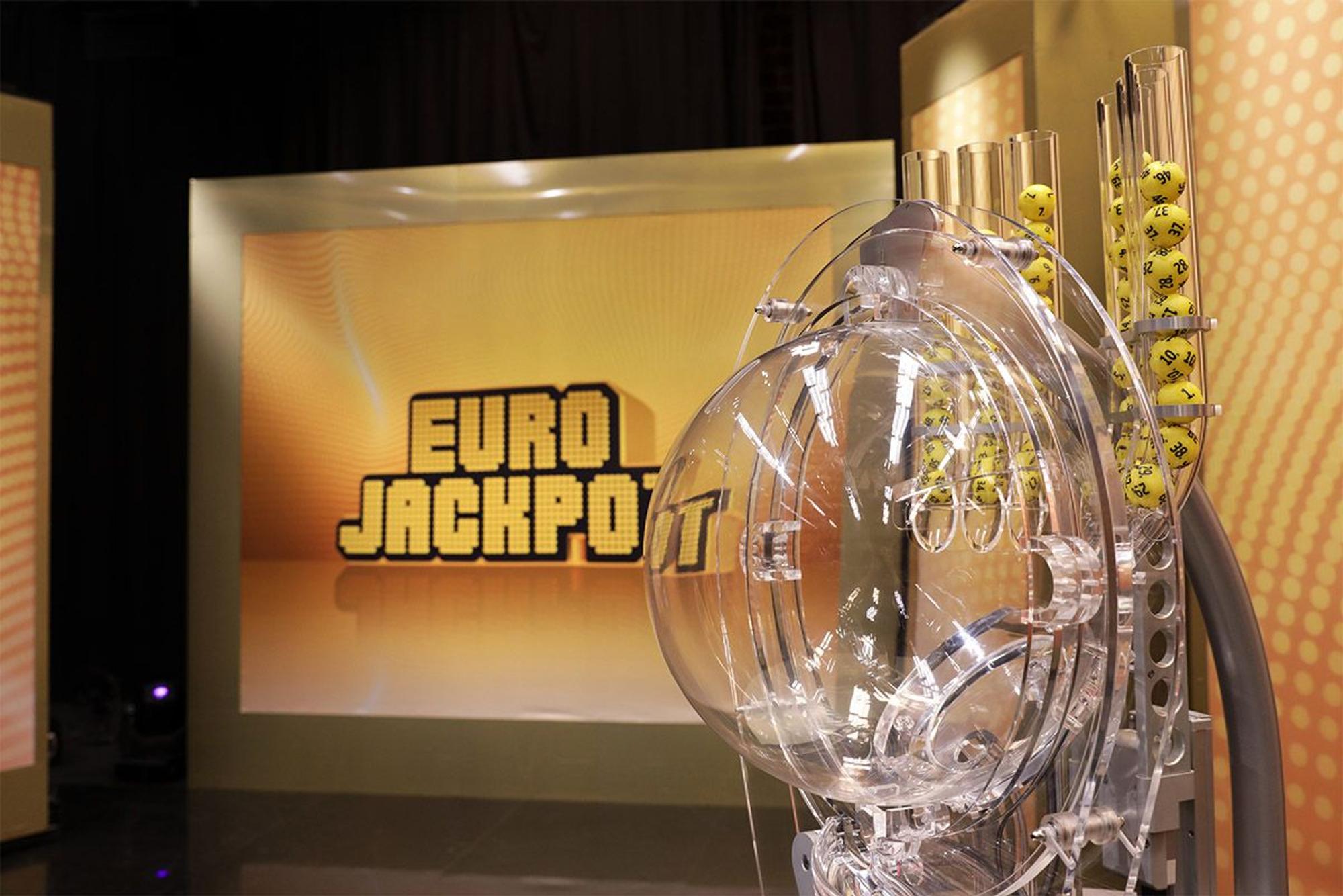Lottokugeln in der Ziehungstrommel im Eurojackpot Studio.