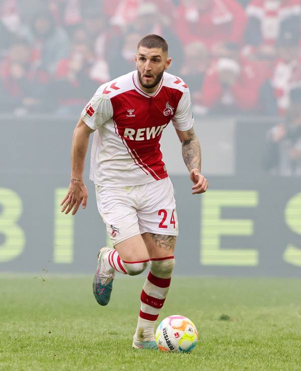 Jeff Chabot dribbelt beim Derby gegen Borussia Mönchengladbach.
