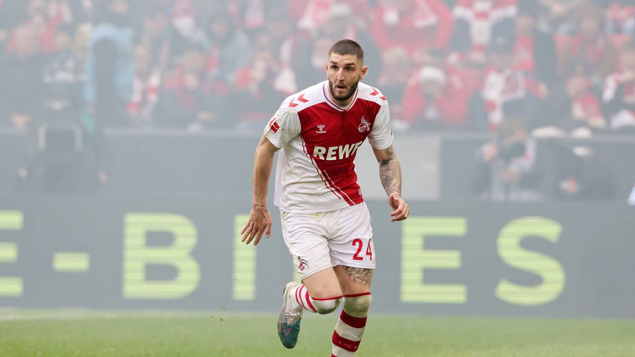 Jeff Chabot dribbelt beim Derby gegen Borussia Mönchengladbach.