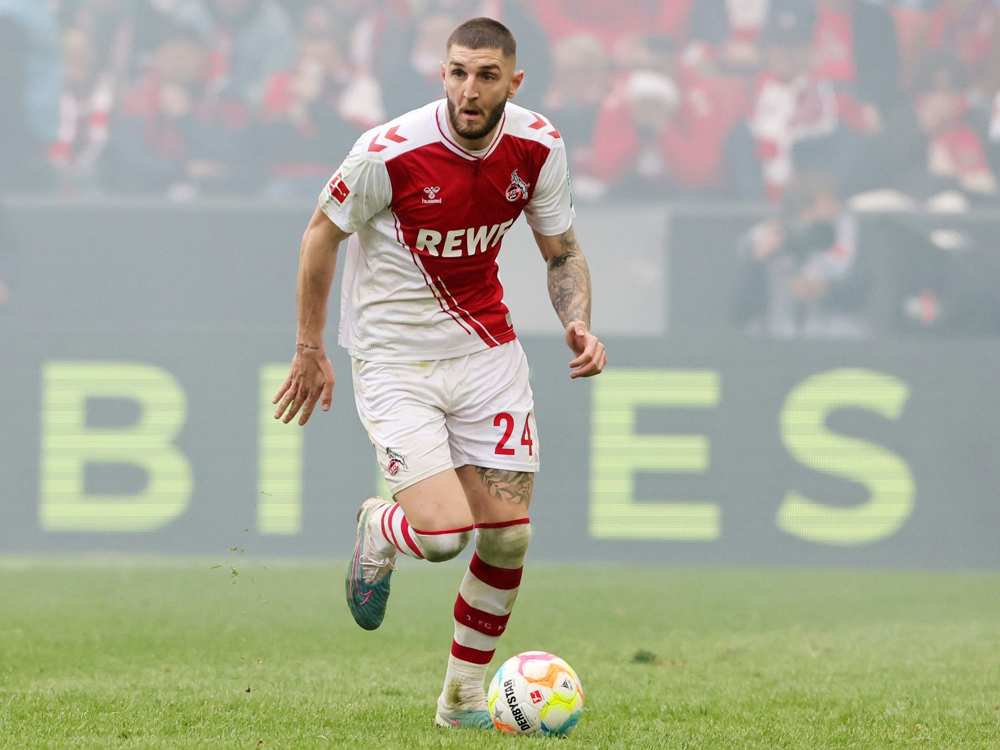 Jeff Chabot dribbelt beim Derby gegen Borussia Mönchengladbach.