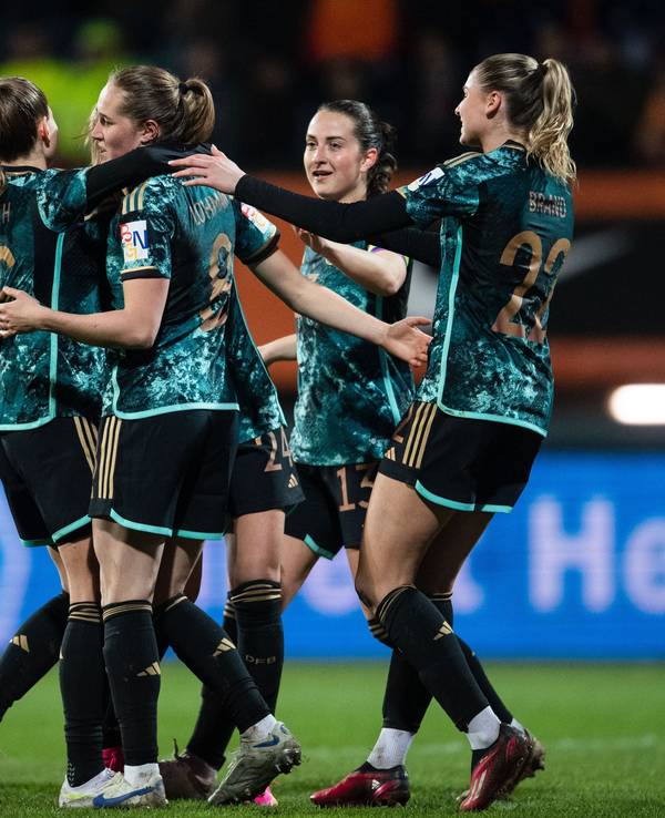 Die deutsche Frauenfußball-Nationalmannschaft bejubelt ein Tor.