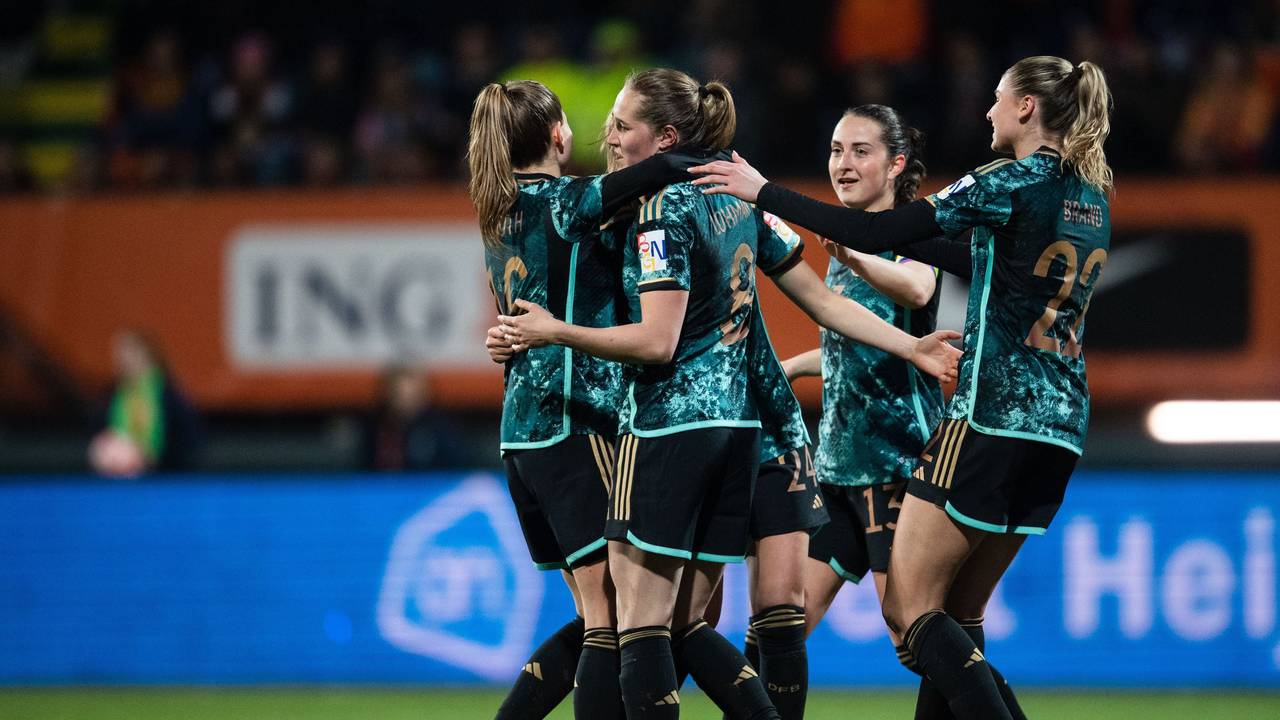 Die deutsche Frauenfußball-Nationalmannschaft bejubelt ein Tor.