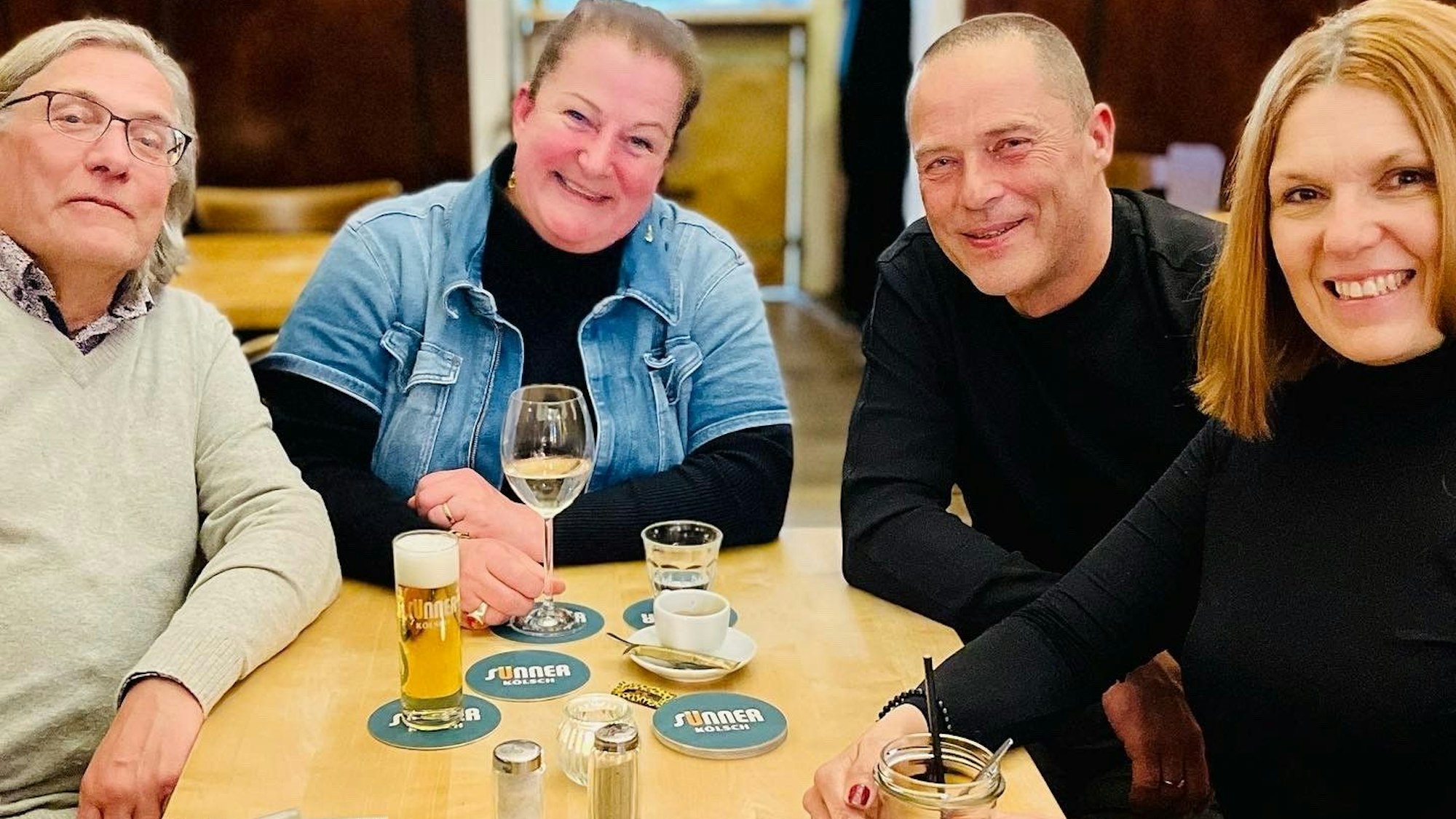 Maureen Wolf mit Ex-Footballspieler Ralf Kleinmann (2.r.), Alexandra Kleinmann (r.) und Jürgen Walther Enki bei der Trikotübergabe in der Gaststätte.