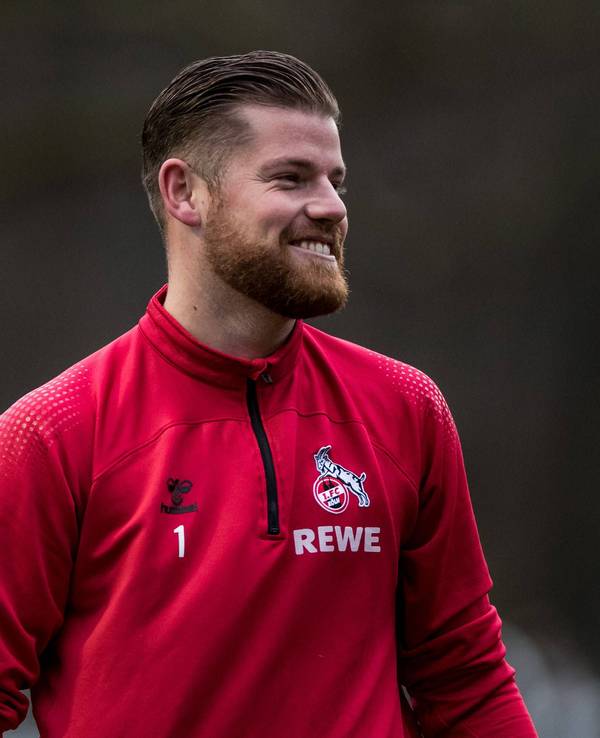 Timo Horn lächelt beim Training des 1. FC Köln.