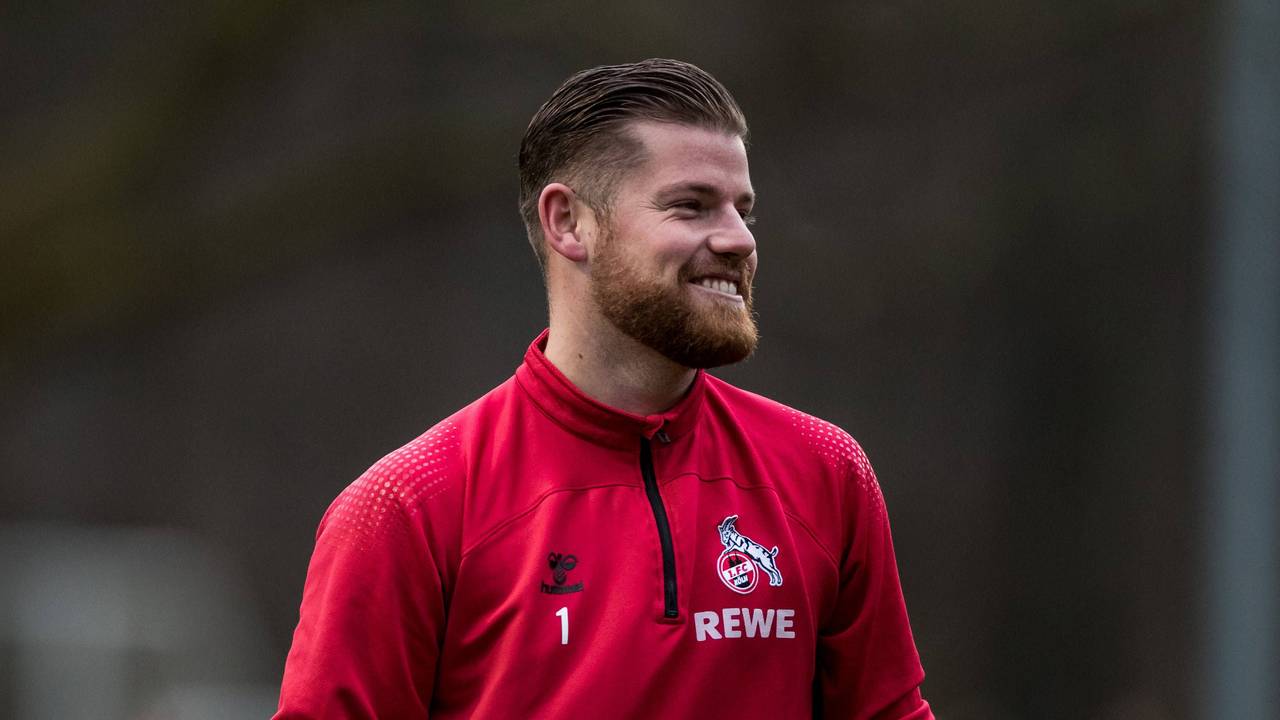 Timo Horn lächelt beim Training des 1. FC Köln.