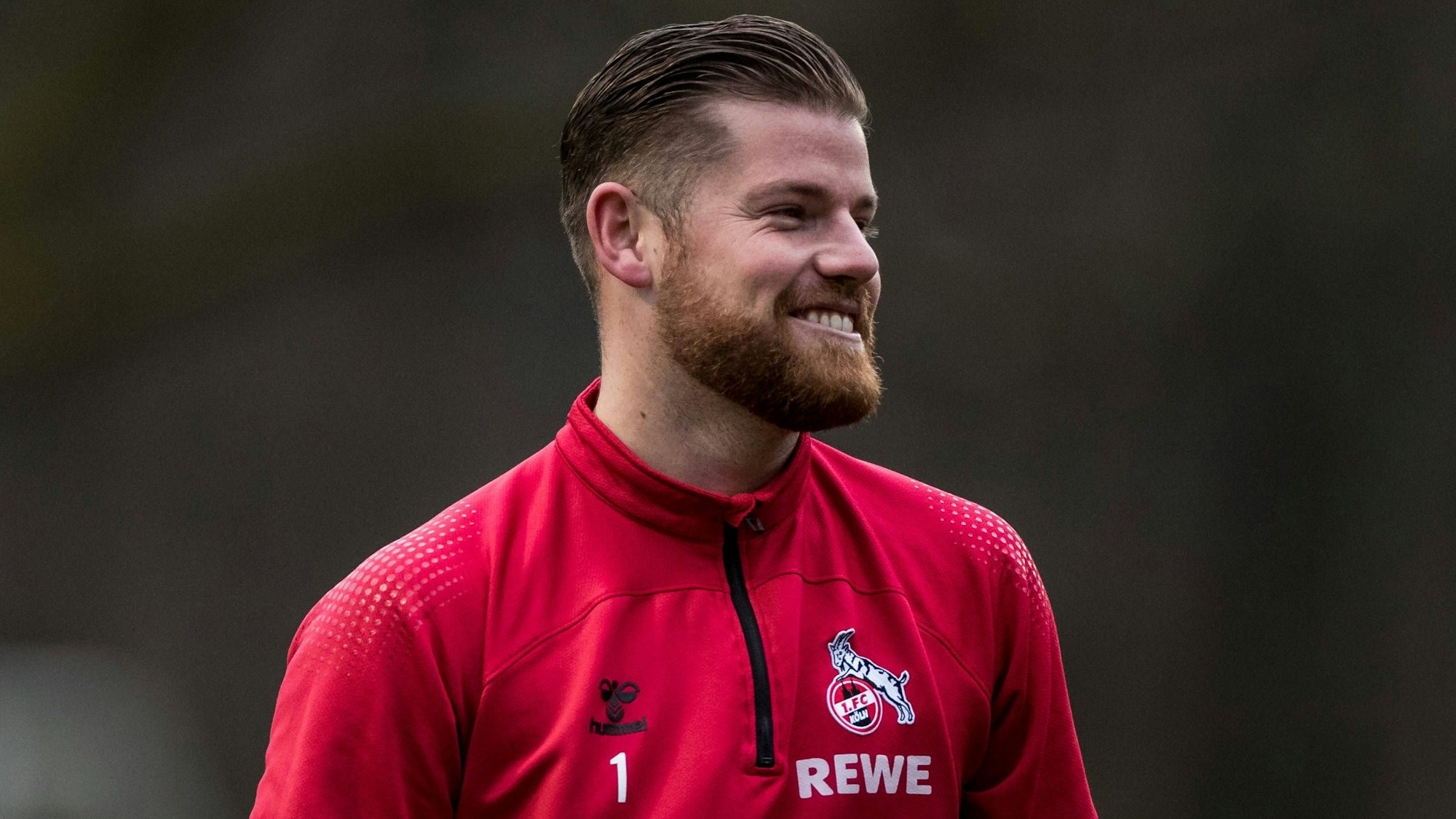 Timo Horn lächelt beim Training des 1. FC Köln.