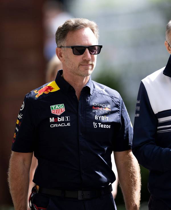 Red-Bull-Teamchef Christian Horner (l.) und Alpha-Tauri-Teamchef Franz Tost gehen in Richtung Fahrerlager.
