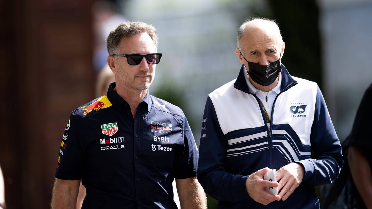 Red-Bull-Teamchef Christian Horner (l.) und Alpha-Tauri-Teamchef Franz Tost gehen in Richtung Fahrerlager.
