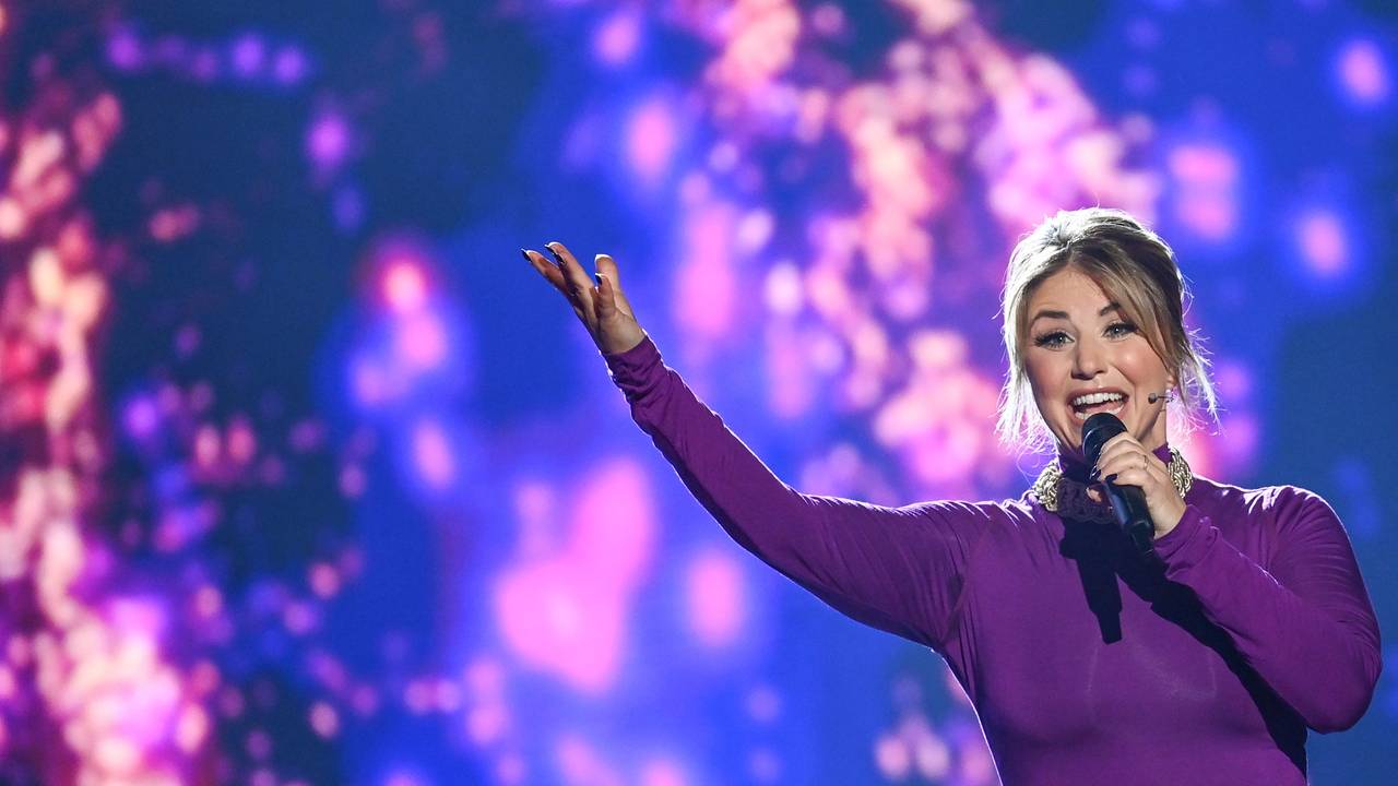 Beatrice Egli performt auf der Bühne.