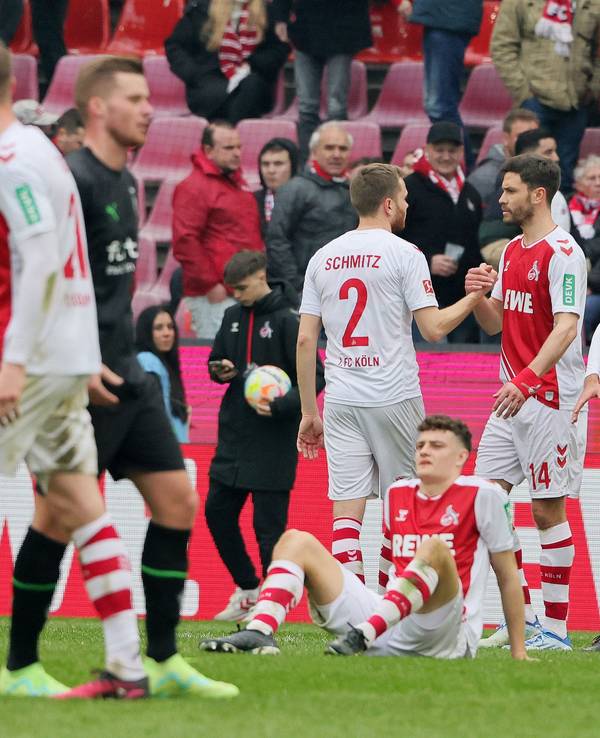Jonas Hector, Benno Schmitz und Ellyes Skhiri klatschen nach dem Spiel gegen Borussia Mönchengladbach ab.