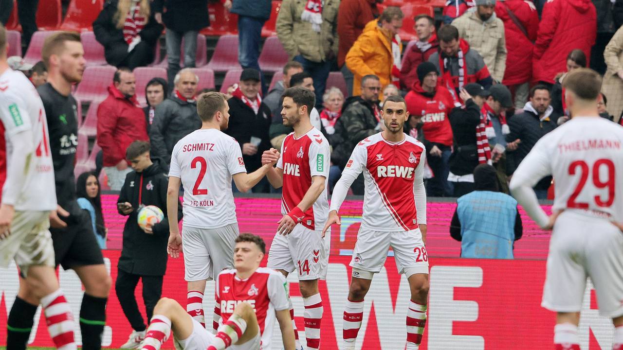 Jonas Hector, Benno Schmitz und Ellyes Skhiri klatschen nach dem Spiel gegen Borussia Mönchengladbach ab.