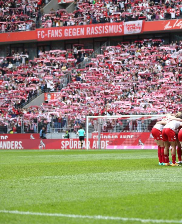 Die FC-Frauen stimmen sich am 23. April 2023 vor dem Anpfiff auf das Spiel gegen Frankfurt ein.