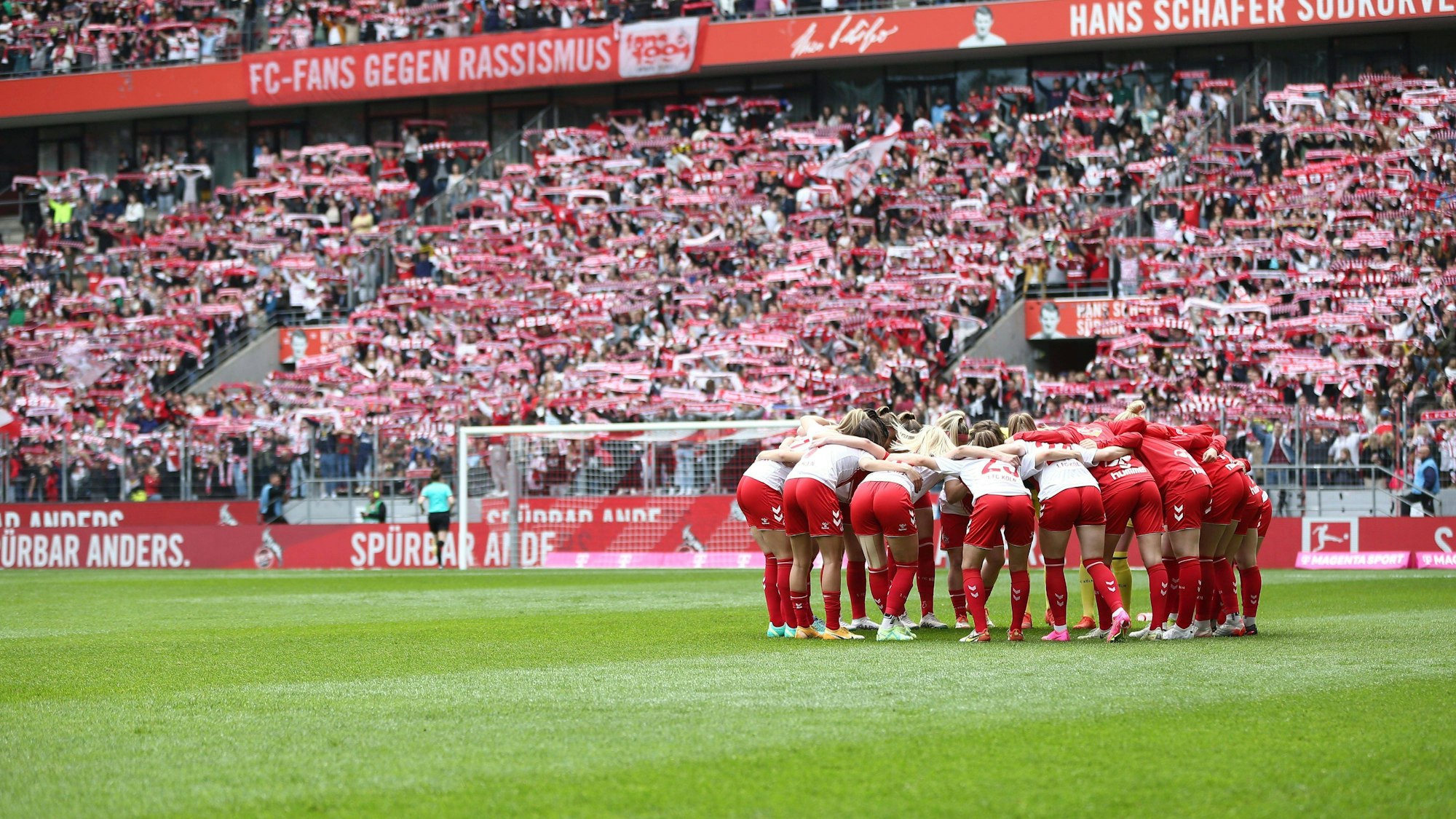 Die FC-Frauen stimmen sich am 23. April 2023 vor dem Anpfiff auf das Spiel gegen Frankfurt ein.