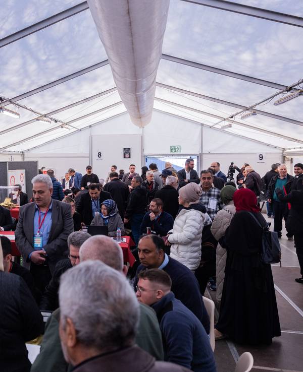 Wählerinnen und Wähler geben im türkischen Generalkonsulat in Hürth ihre Stimme ab.