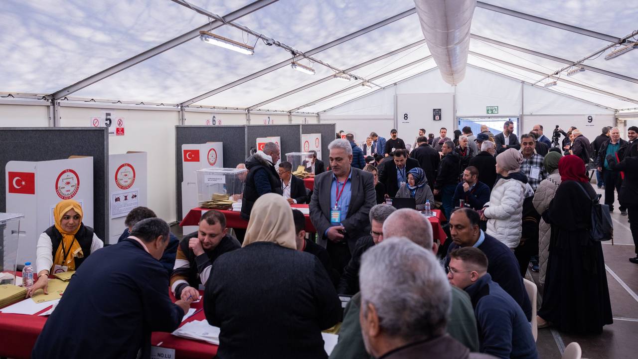 Wählerinnen und Wähler geben im türkischen Generalkonsulat in Hürth ihre Stimme ab.