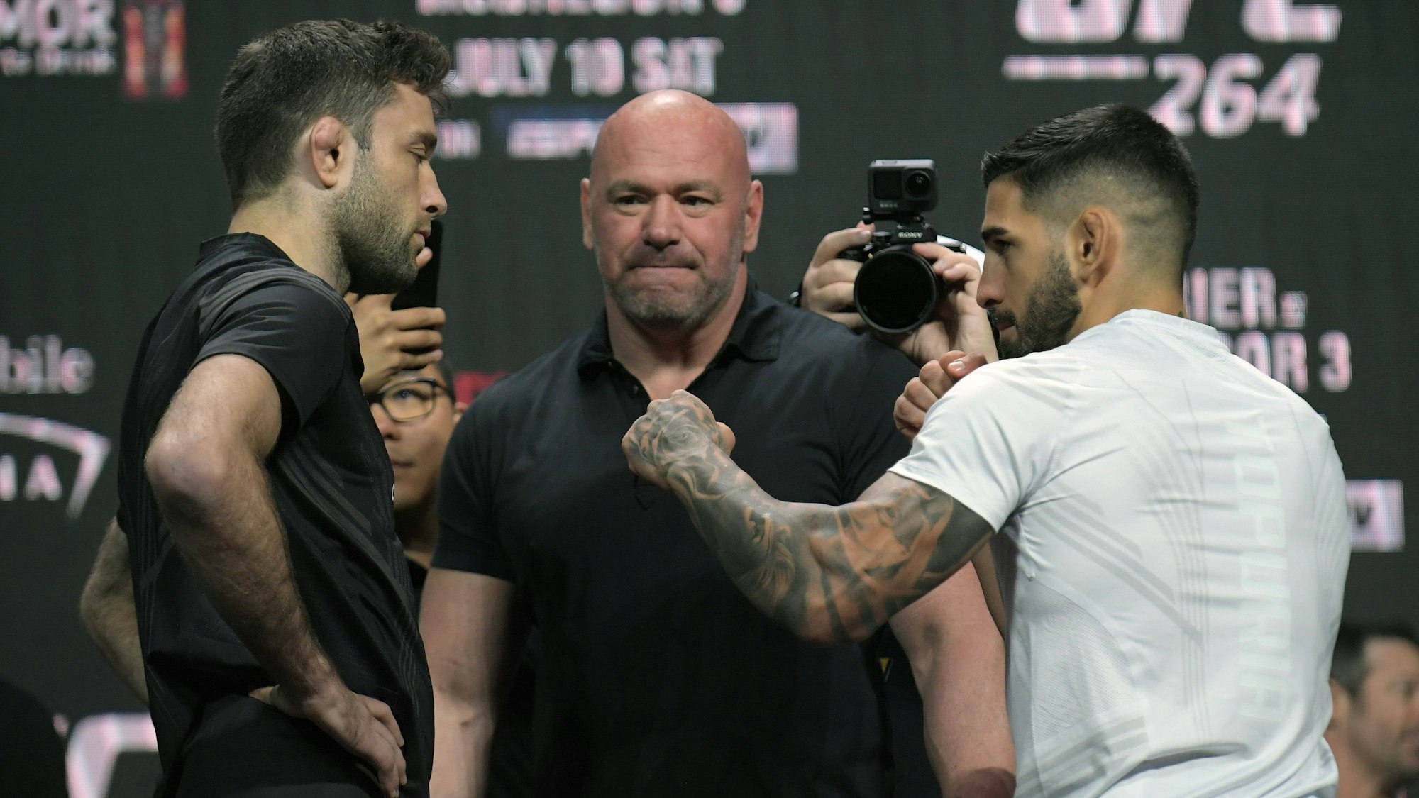 Ilia Topuria und Ryan Hall stehen sich beim Wiegen vor einem UFC-Kampf gegenüber.