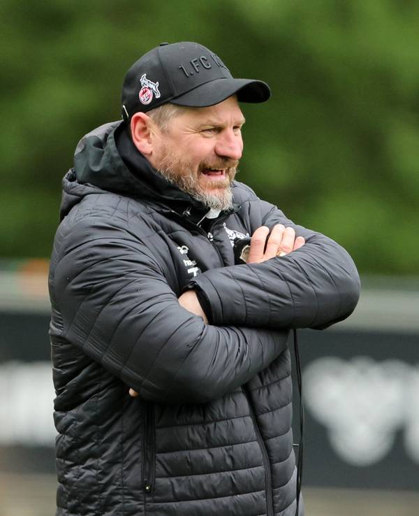 Steffen Baumgart steht beim 1. FC Köln auf dem Trainingsplatz.