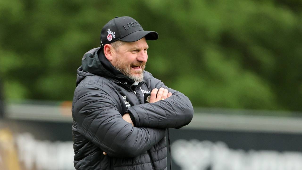 Steffen Baumgart steht beim 1. FC Köln auf dem Trainingsplatz.