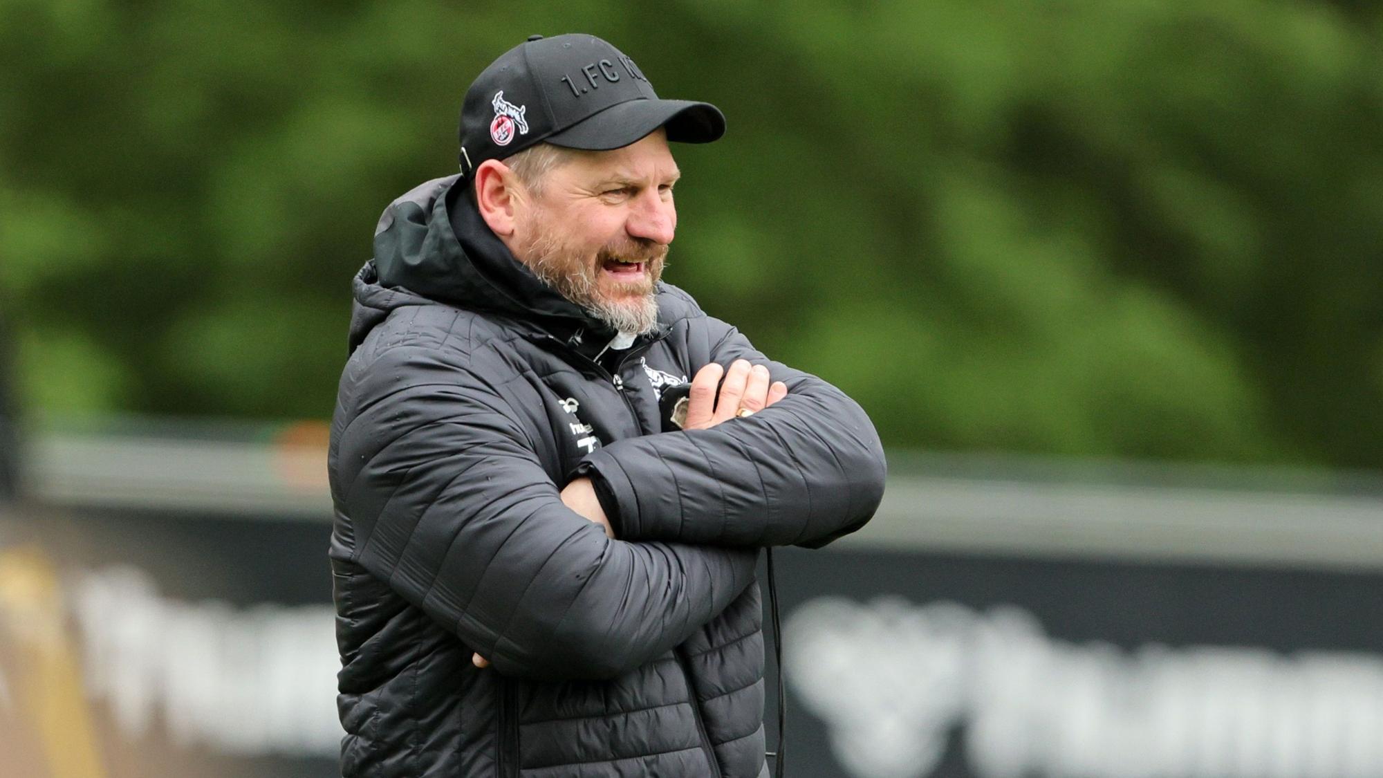 Steffen Baumgart steht beim 1. FC Köln auf dem Trainingsplatz.