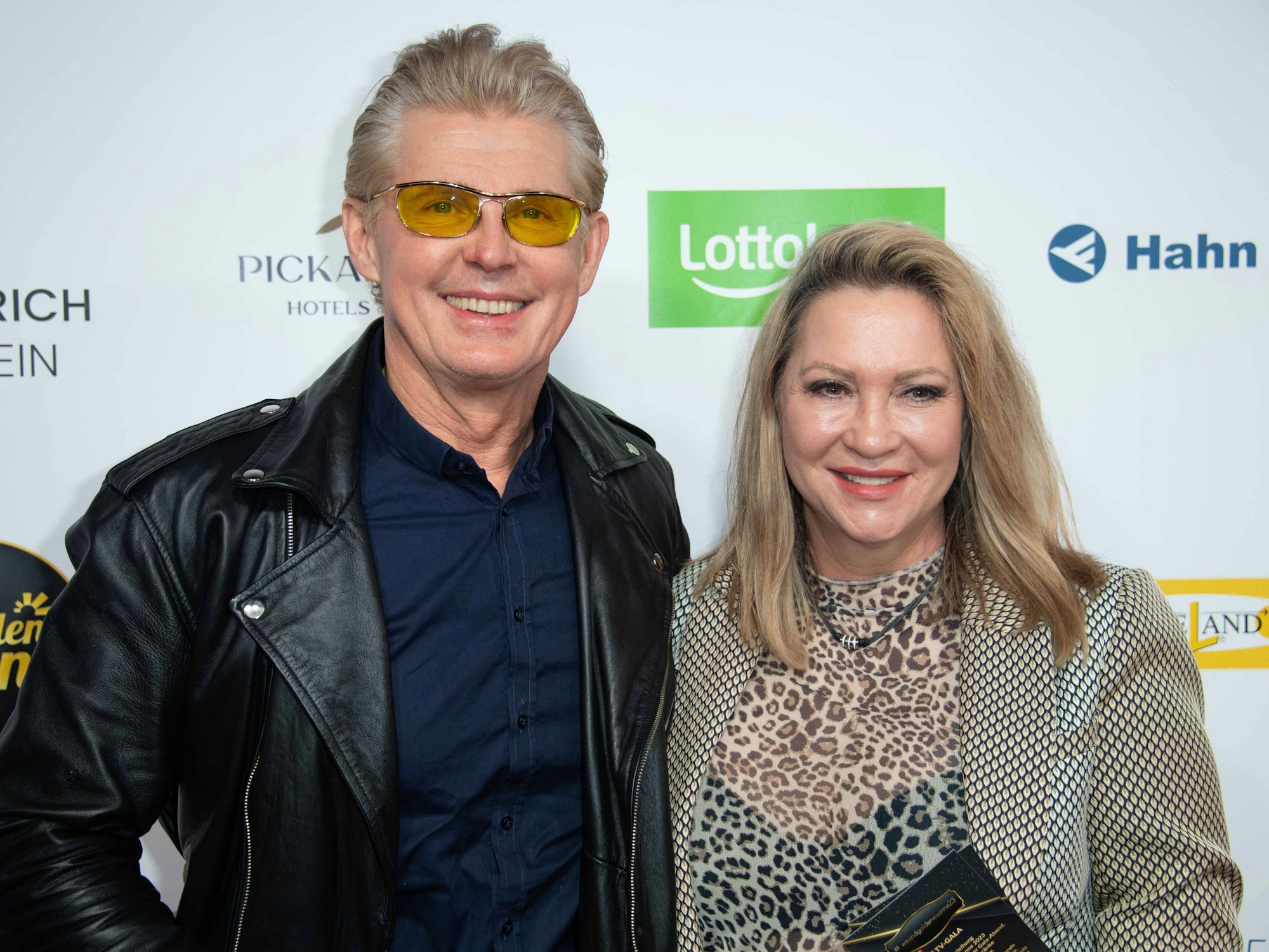Sänger Markus Mörl mit Frau Yvonne König auf dem roten Teppich.
