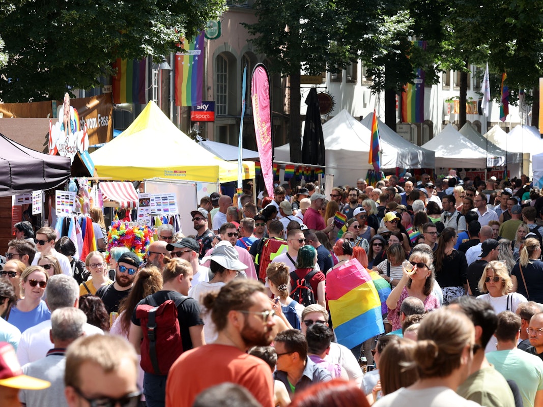 Menschen feiern beim CSD-Straßenfest in Köln in der Altstadt.