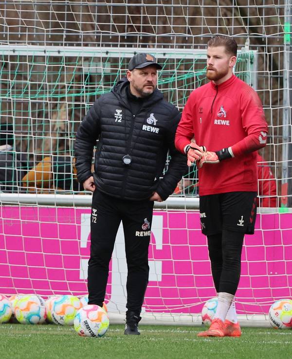 Steffen Baumgart spricht mit Timo Horn.