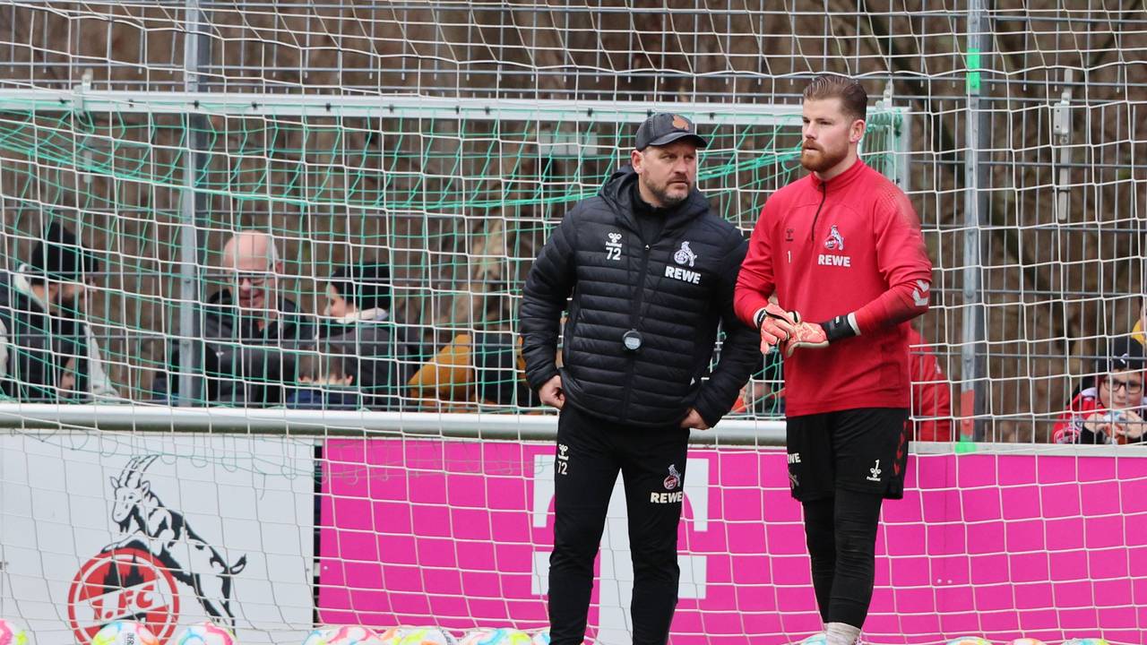 Steffen Baumgart spricht mit Timo Horn.