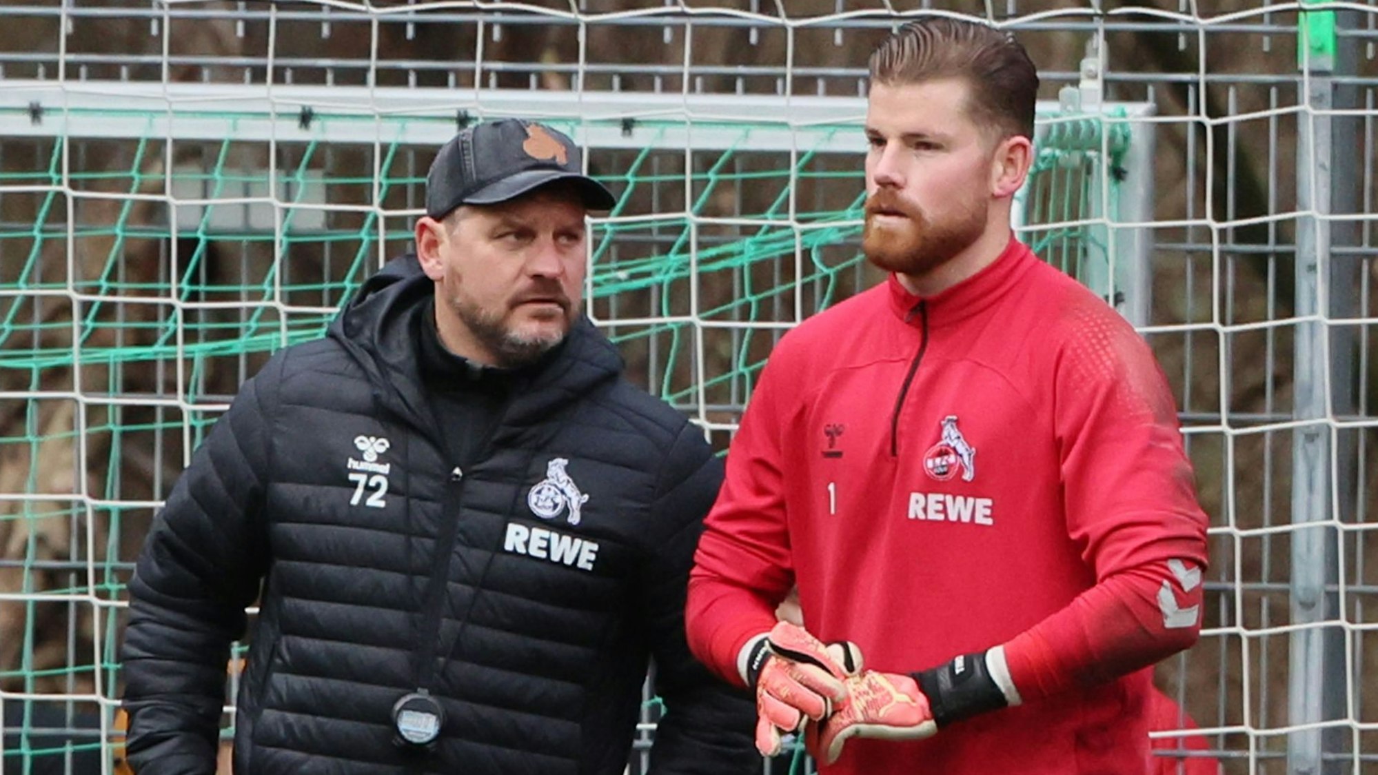 Steffen Baumgart spricht mit Timo Horn.