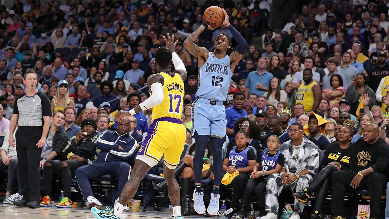 Dennis Schröder (l.) versucht einen Wurf von Ja Morant zu blocken.