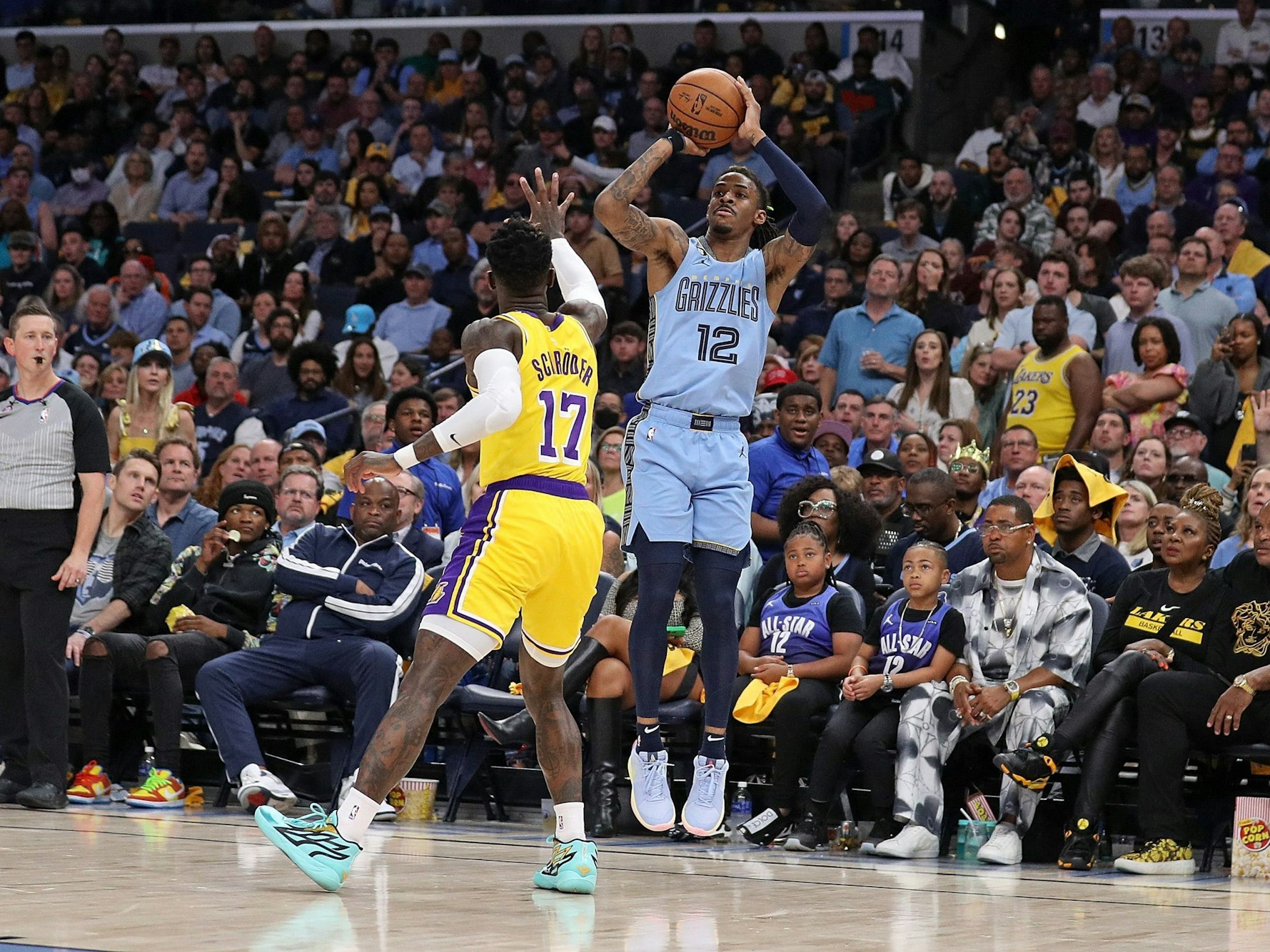 Dennis Schröder (l.) versucht einen Wurf von Ja Morant zu blocken.