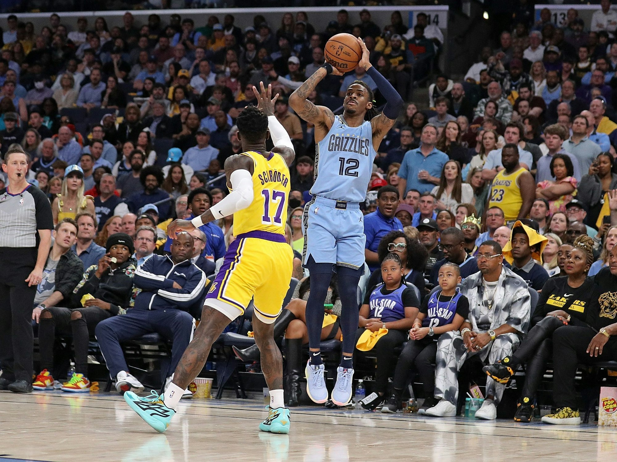 Dennis Schröder (l.) versucht einen Wurf von Ja Morant zu blocken.