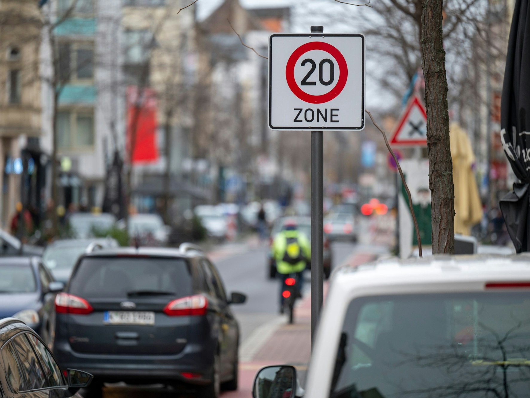 In der Venloer Straße stehen Tempo-20-Schilder.