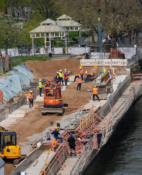 Am Altstadtufer in Köln werden Betonteile von einem Schiff geladen.