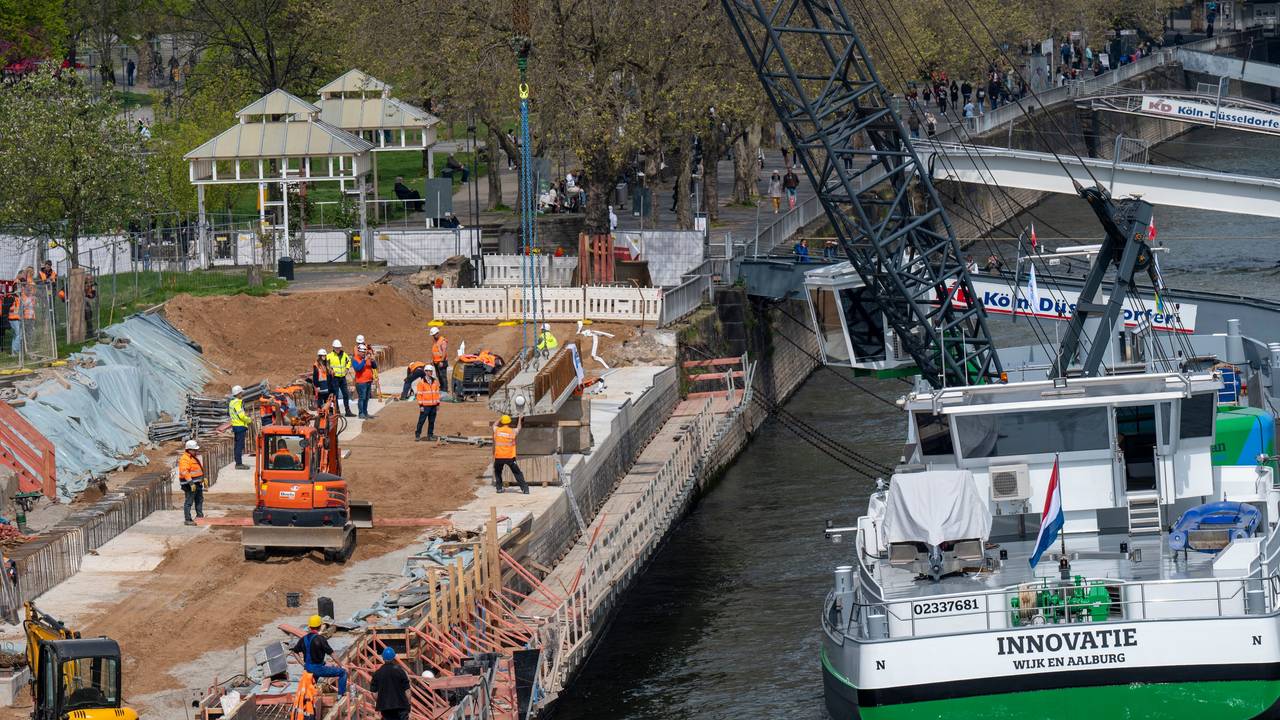 Am Altstadtufer in Köln werden Betonteile von einem Schiff geladen.