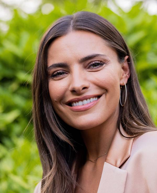 Sophia Thomalla lächelt in die Kamera.