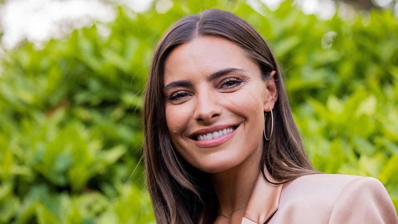 Sophia Thomalla lächelt in die Kamera.